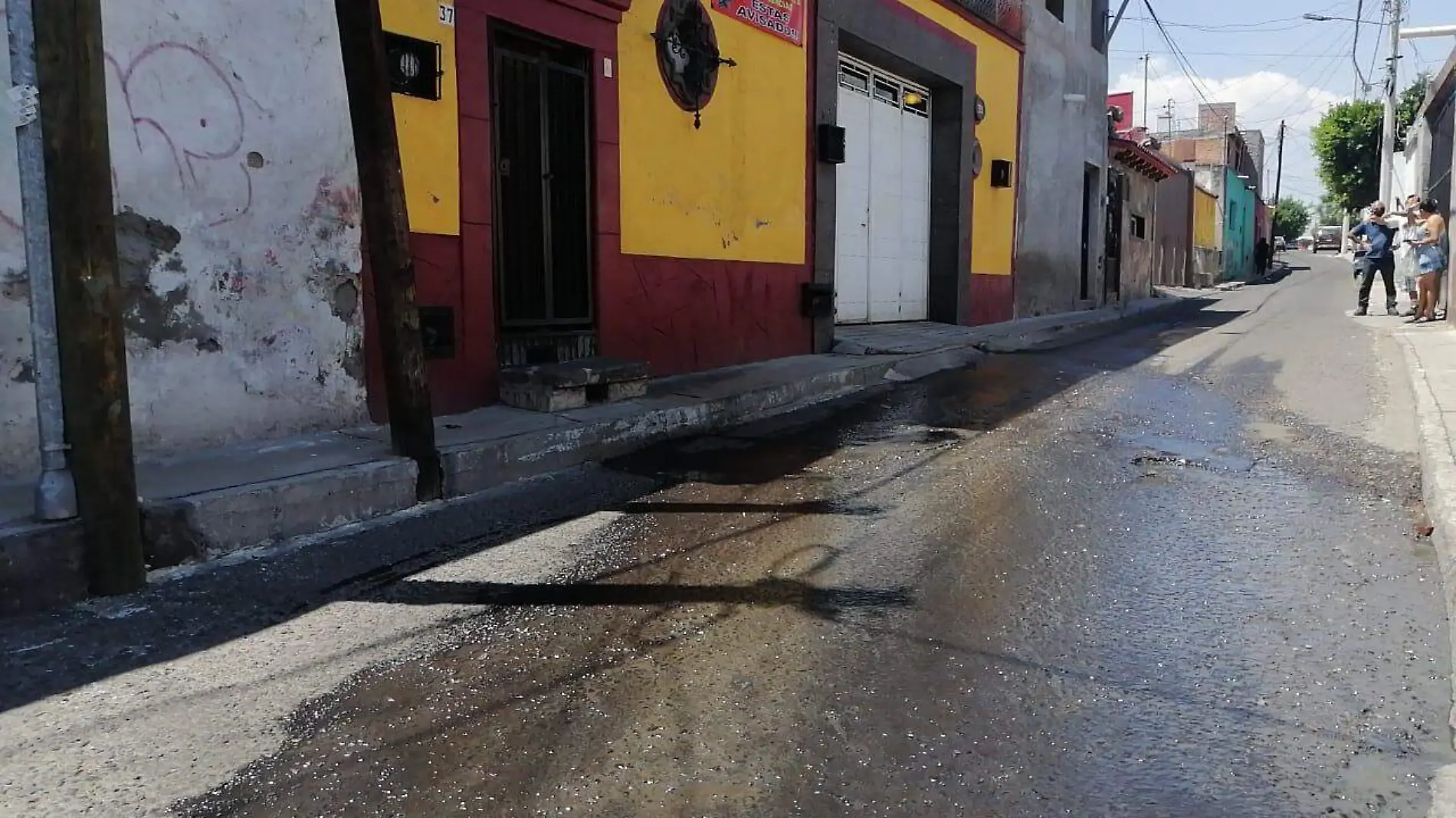 Aguas pestilentes afectan a vecinos de la zona.  Foto Luis Luévanos  El Sol de San Juan del Río.